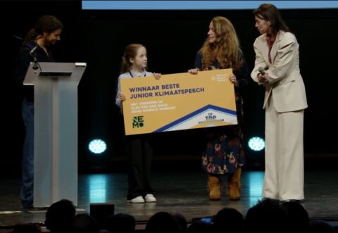 Eva nam de prijs in ontvangst, want Max had een Citotoets op school.