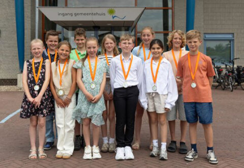 kinderburgemeester en een kindergemeenteraad van de gemeente Nieuwkoop