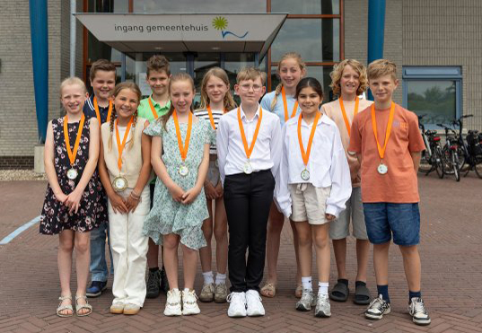 kinderburgemeester en een kindergemeenteraad van de gemeente Nieuwkoop