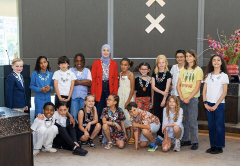 Kinderburgemeester Ava en zestien kinderen uit alle zeven stadsdelen van Amsterdam en uit stadsgebied Weesp